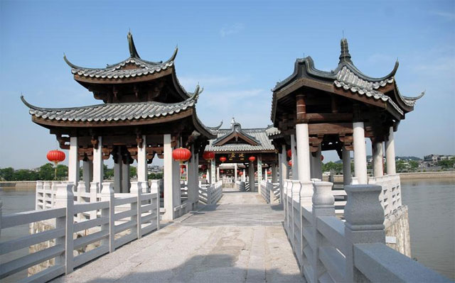 广东潮州古城区增设200垃圾箱营造美好环境