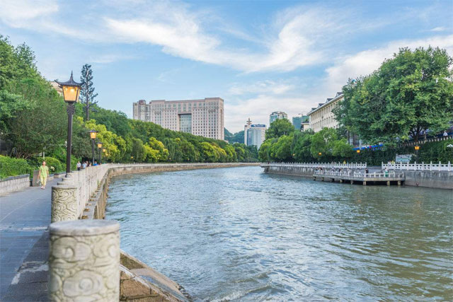 贵阳更换增设南明河两岸垃圾箱